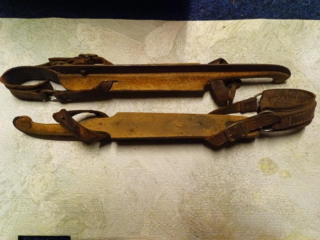 Antieke houten schaatsen met leren banden, Ophalen