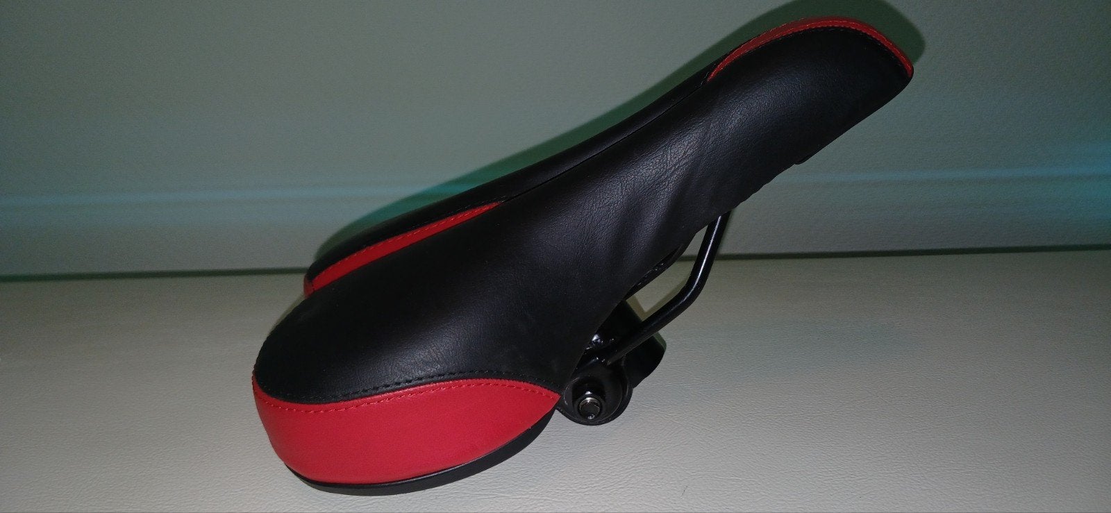 Comfortabel fietszadel zwart/rood - Zo goed als nieuw, Ophalen, Mountainbike, Gebruikt, Onbekend