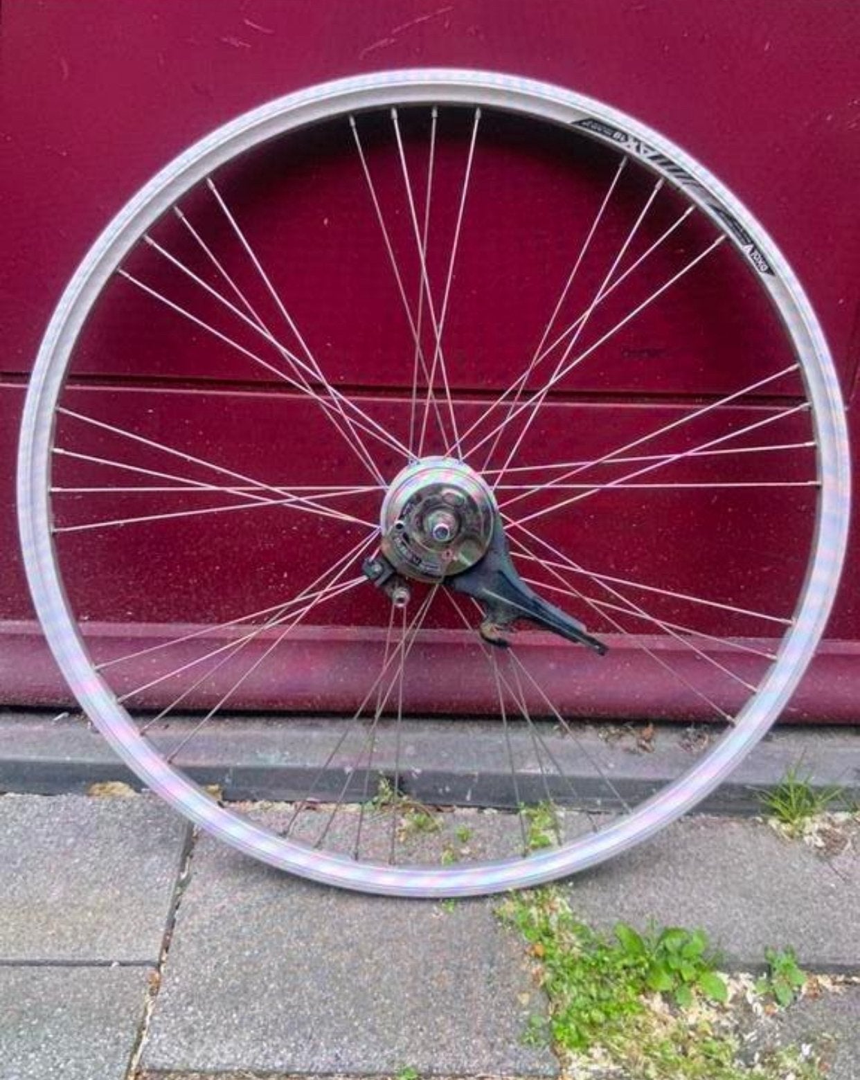 voorwiel 28 inch met naafdynamo ALS NIEUW, Fietsen en Brommers, Fietsonderdelen, Zo goed als nieuw, Aluminium, Stadsfiets, Ophalen
