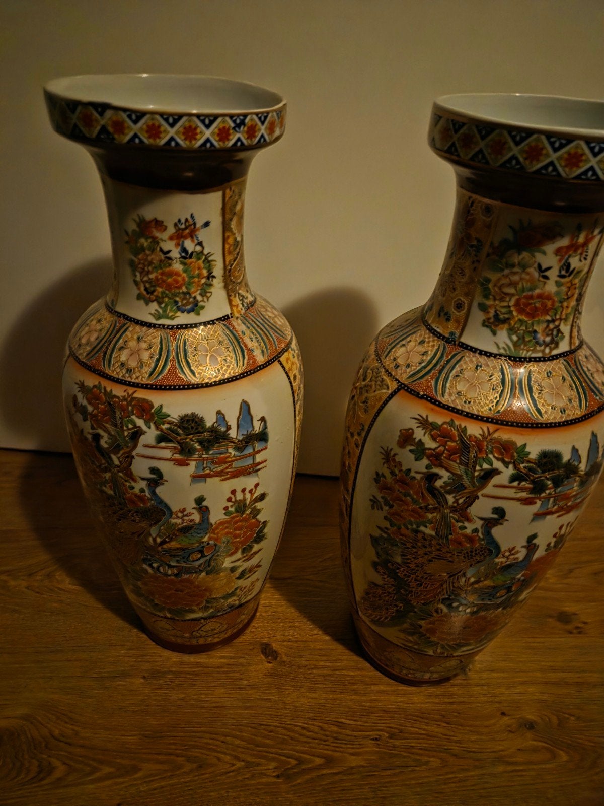 Prachtig paar Japanse vazen met pauwen en bloemmotieven, Ophalen