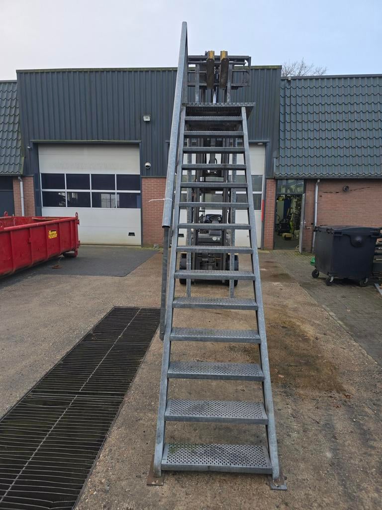 Stalen trap met bordes gegalv. Hoog 3,1 mtr. Nor024, Ophalen, Nieuw, Onbekend