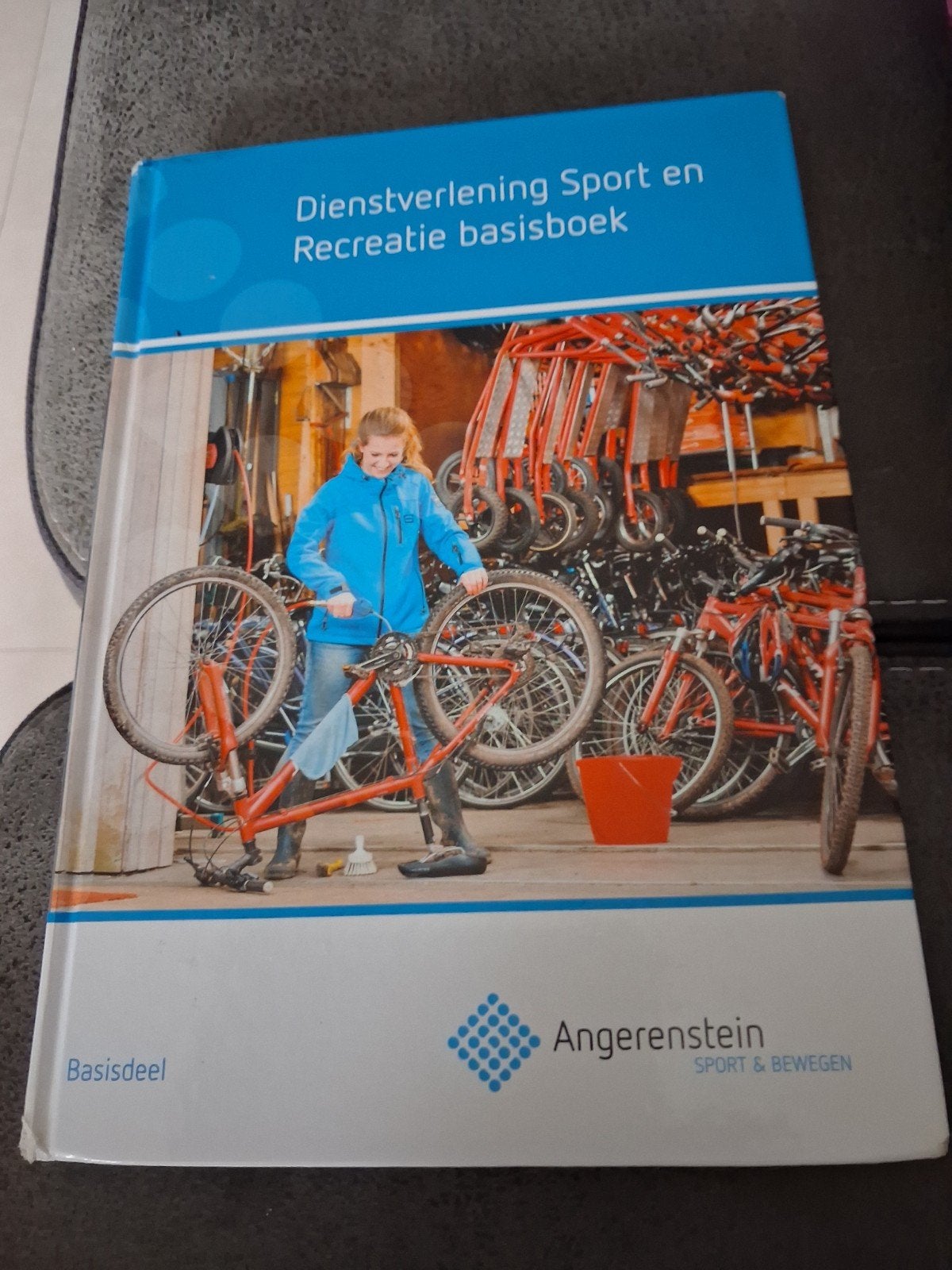 Dienstverlening sport en recreatie basisboek, Ophalen of Verzenden, Zo goed als nieuw, Kristel Gubbels, Nederlands