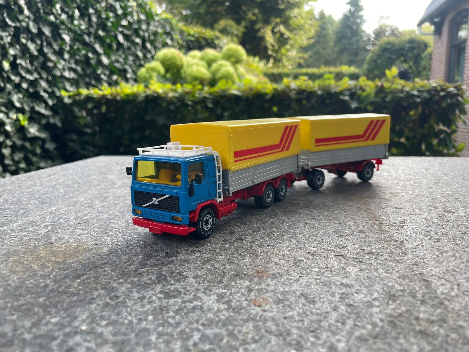 Siku 3115 - Volvo F12 met aanhanger, Hobby en Vrije tijd, Ophalen of Verzenden, Nieuw, Bus of Vrachtwagen, SIKU