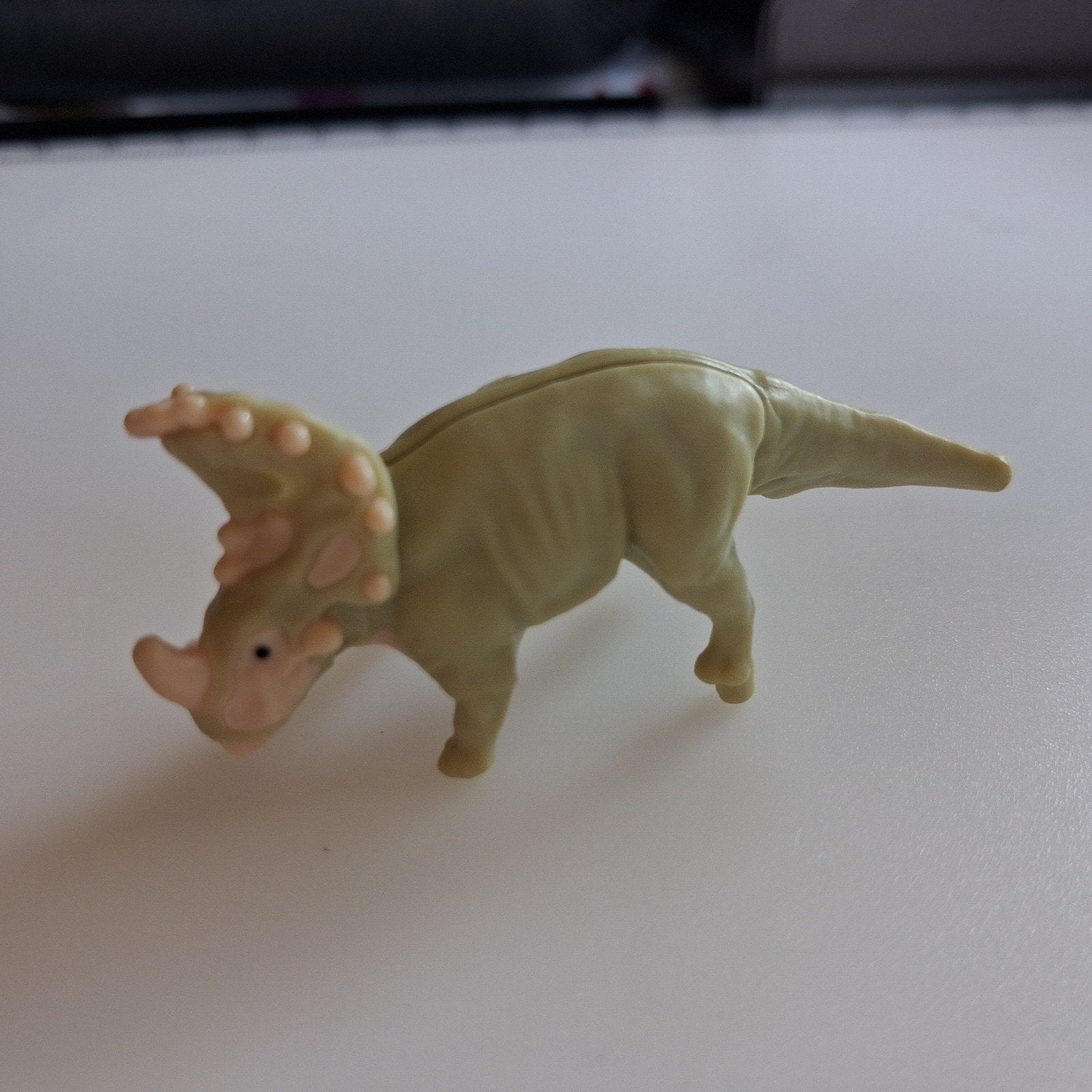 Kinder Surprise - Jurassic World - Sinoceratops, Ophalen of Verzenden, Zo goed als nieuw, Reptiel of Amfibie, Beeldje of Figuurtje