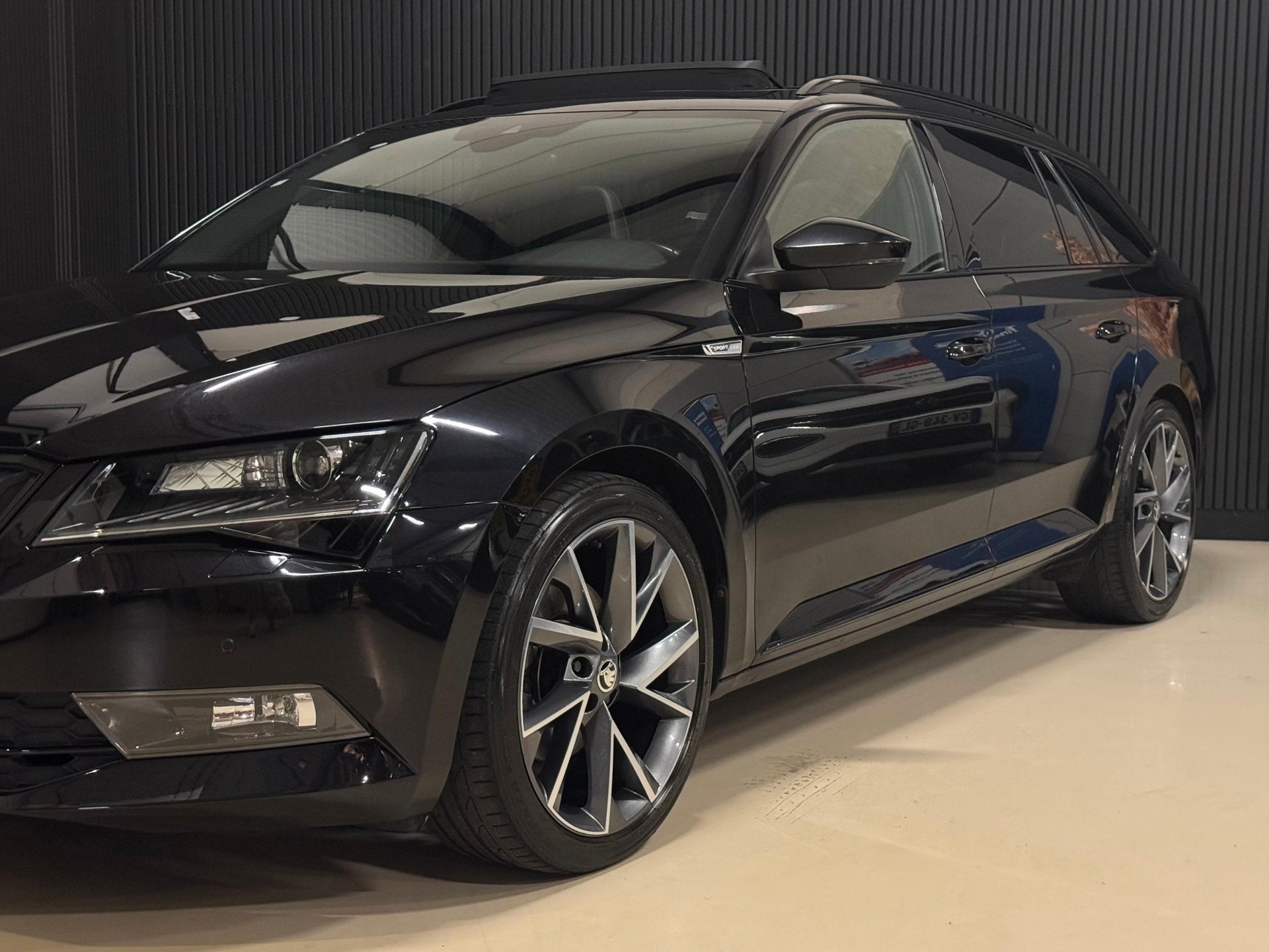 Skoda Superb Combi 2.0 TSI SportLine 220PK!|PANO|CANTON|CAME, Auto's, Dealer onderhouden, Gebruikt, 4 cilinders, Zwart