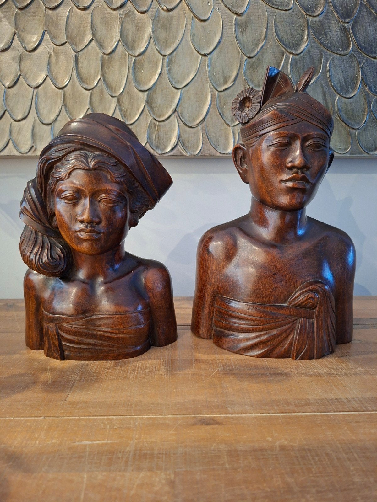 Set van 2 handgesneden houten bustes - Man en Vrouw, Antiek en Kunst, Ophalen of Verzenden, Handgemaakt, 20 - 50 cm, Hout