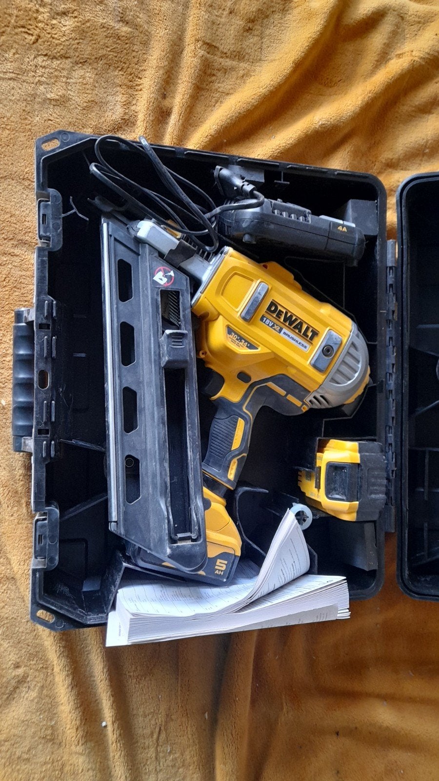 DeWalt DCN692 Constructietacker met 2 accu's en lader, Ophalen of Verzenden, Zo goed als nieuw