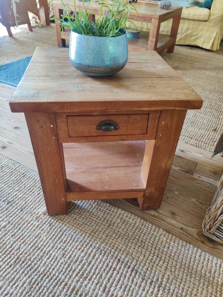 Massief houten bijzettafel met lade en opbergvak, Huis en Inrichting, Tafels | Bijzettafels, Minder dan 55 cm, Gebruikt, Vierkant