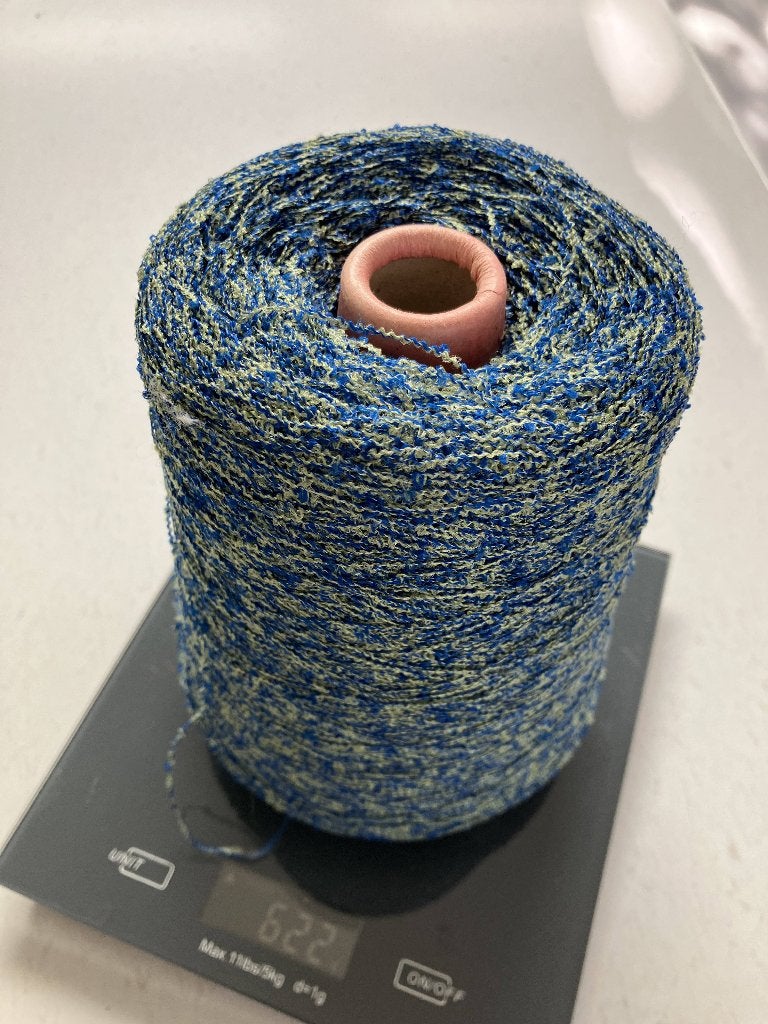 Groen/blauw bouclé garen, synthetisch, 600 gram op cone, Hobby en Vrije tijd, Ophalen of Verzenden, Zo goed als nieuw, Breien of Haken