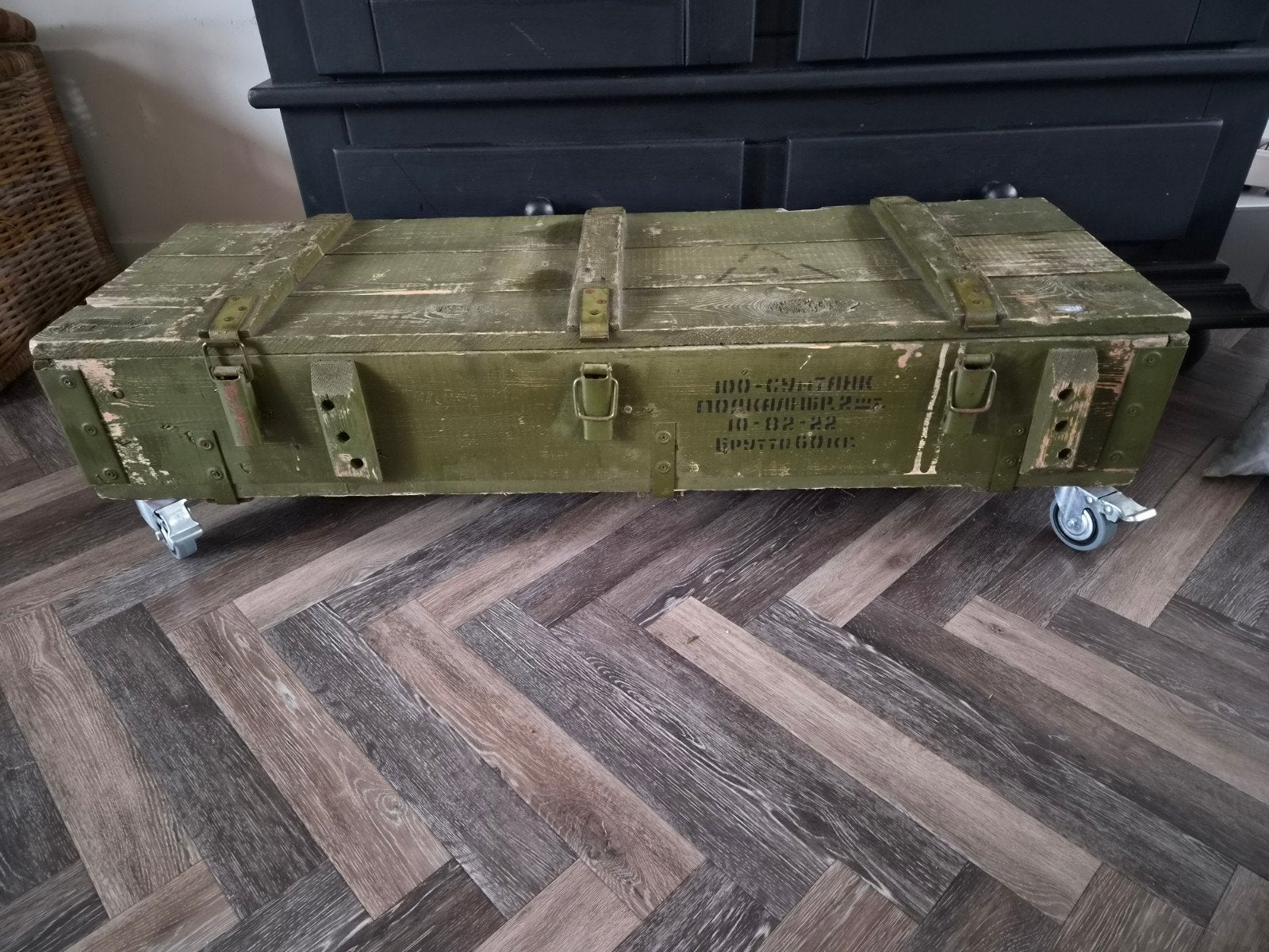 Unieke vintage munitiekist op wielen - Salontafel/Opbergkist, Ophalen, 50 tot 100 cm, Minder dan 50 cm