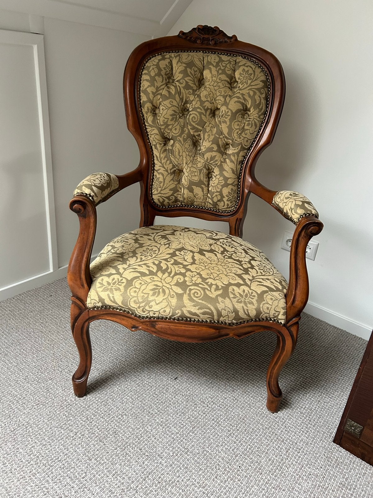 Antieke fauteuil met sierlijk houtsnijwerk en bloemmotief, Ophalen