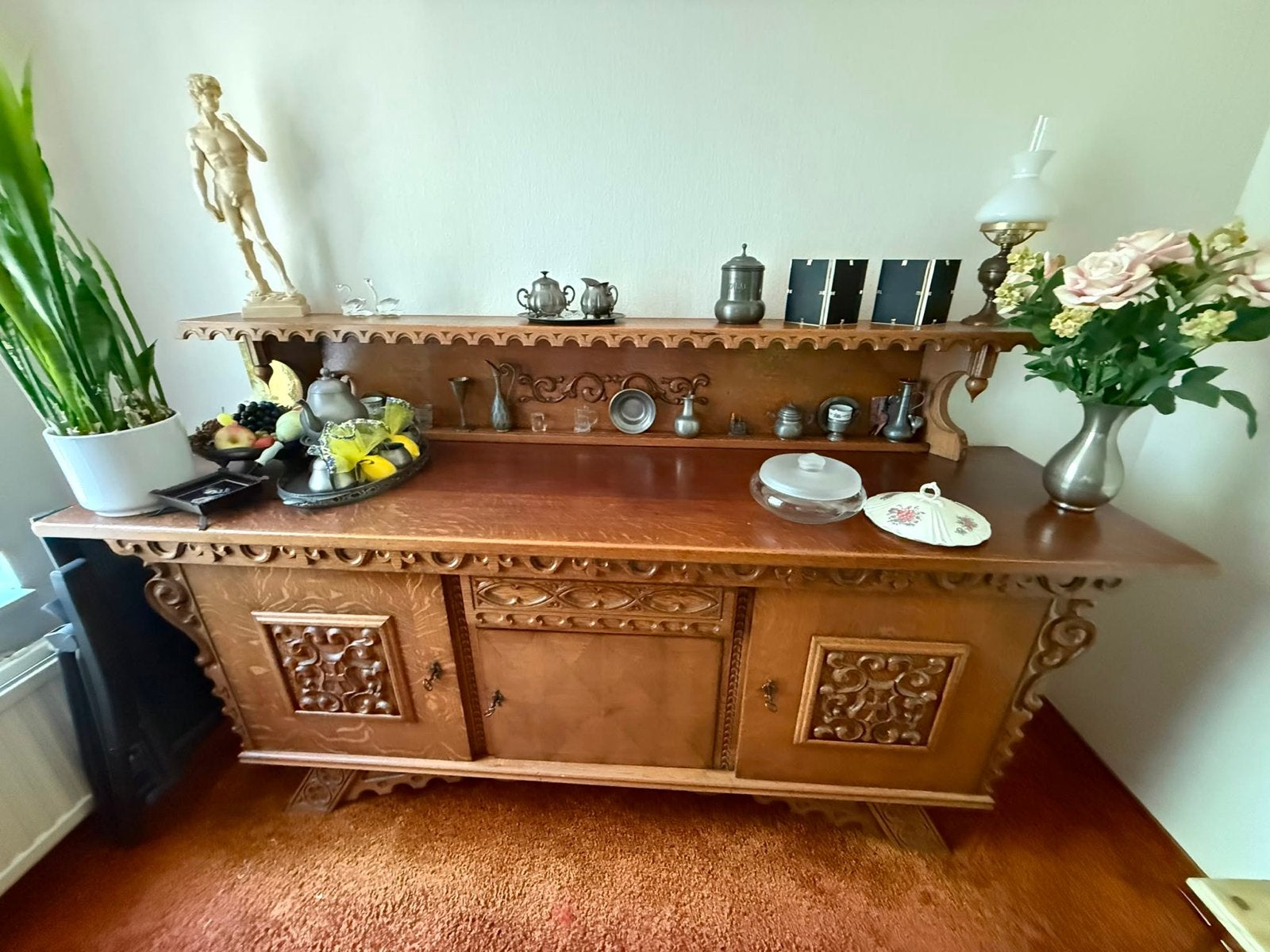 Antiek dressoir met sierlijk houtsnijwerk, Ophalen