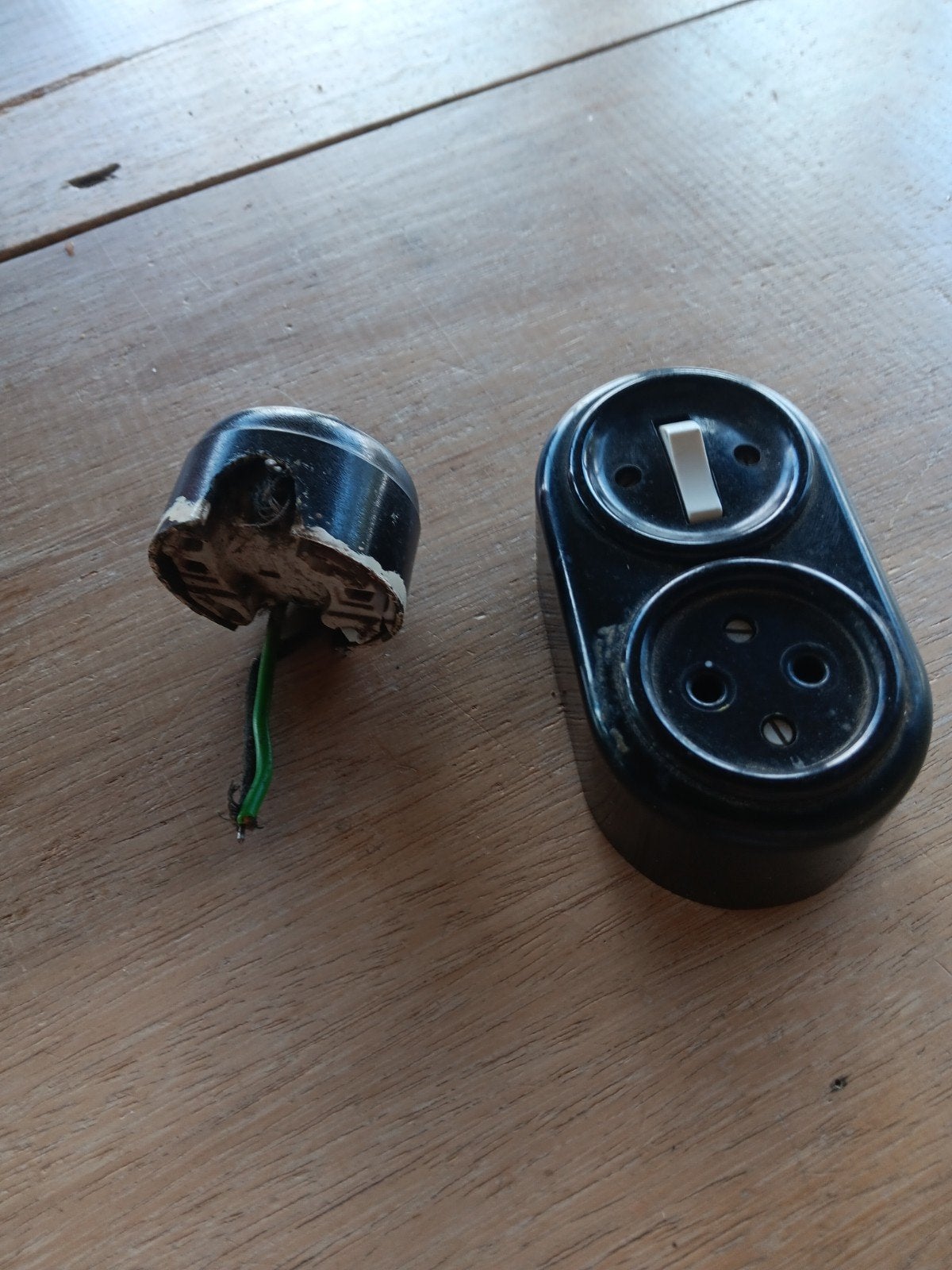 Bakelieten lichtschakelaar met stopcontact en draaiknop, Ophalen of Verzenden, Gebruikt, Schakelaar