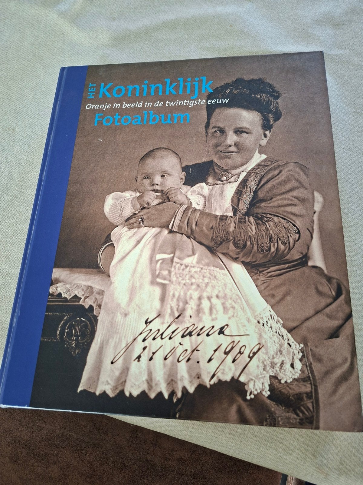 Het Koninklijk Fotoalbum - Oranje in beeld in de 20e eeuw, Ophalen of Verzenden, Gebruikt, Tijdschrift of Boek