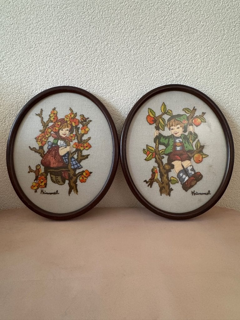 Vintage Hummel borduurwerken in ovale houten lijst 2 stuks, 30 cm, Textiel, Ophalen of Verzenden, Zo goed als nieuw