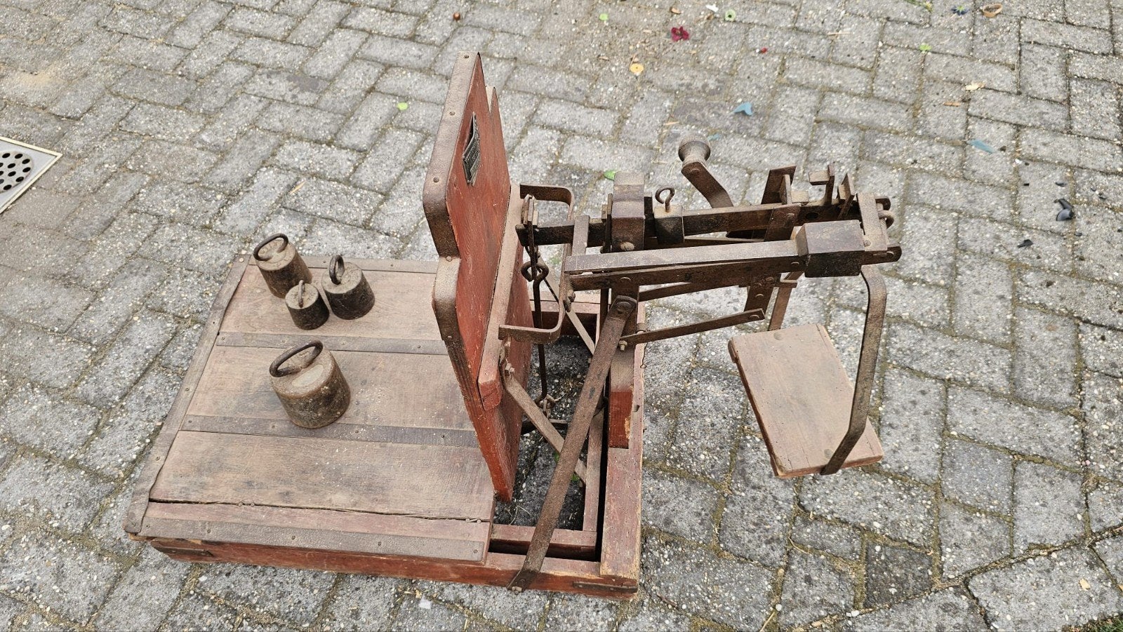 Antieke vloerweegschaal met gewichten.Hout/metaal /1949., Ophalen