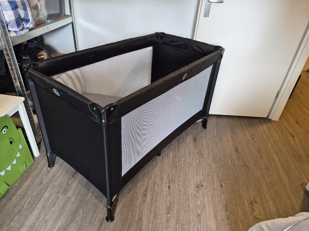 Campingbedje - Opvouwbaar - Incl. reismatras+tas - 120x60cm, Ophalen, Zo goed als nieuw, Reisbedje
