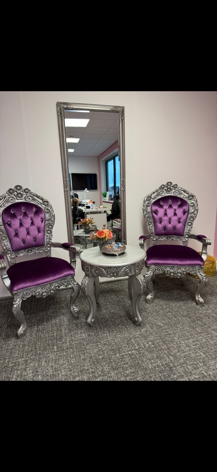 Compete nagelstudio en massage tafel, Nagels lakken