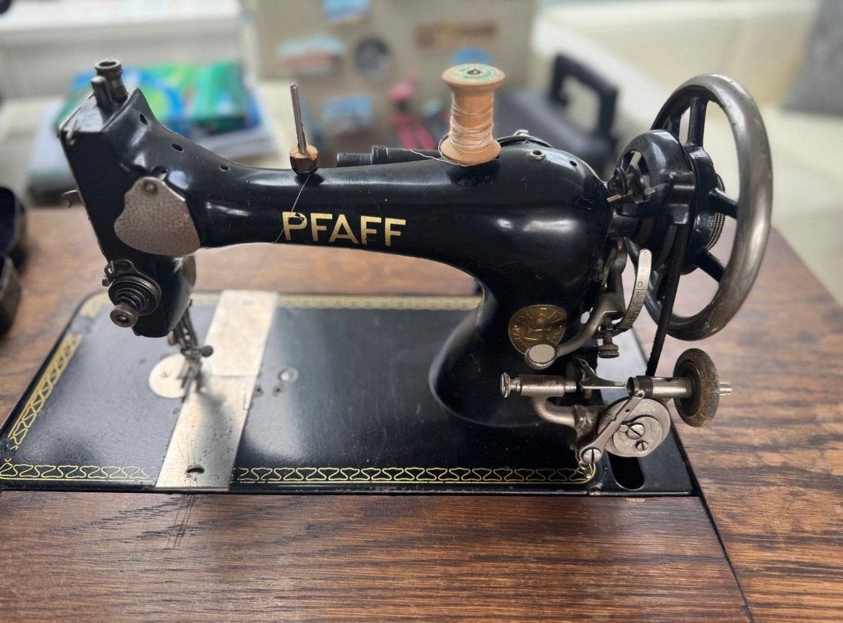 Antieke Pfaff naaimachine inklapbaar in houten blad, Ophalen