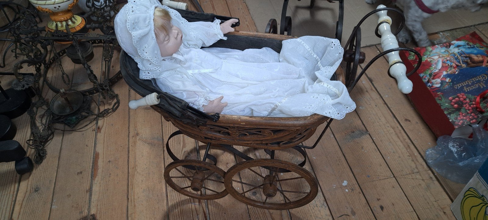 Antieke poppenwagen met porseleinen babypop, Ophalen, Gebruikt, Babypop