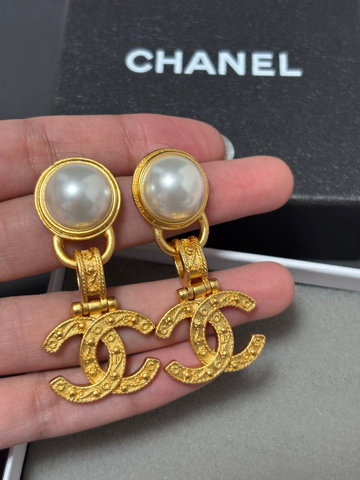 Chanel Oorbellen met Parel en CC Logo - Goudkleurig, Overige materialen, Hangers, Ophalen of Verzenden, Zo goed als nieuw