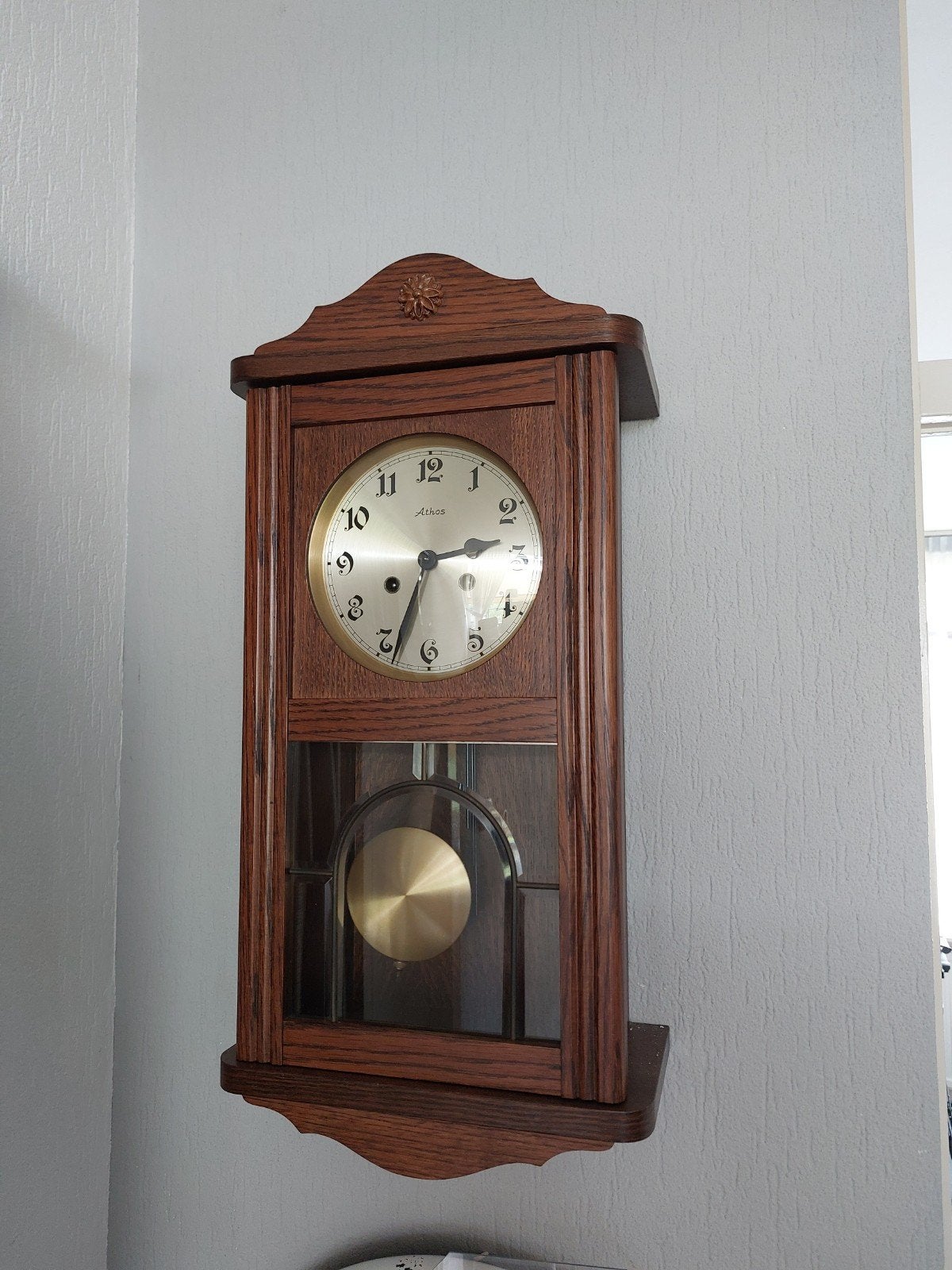 athos regulateur wandklok klok, Ophalen