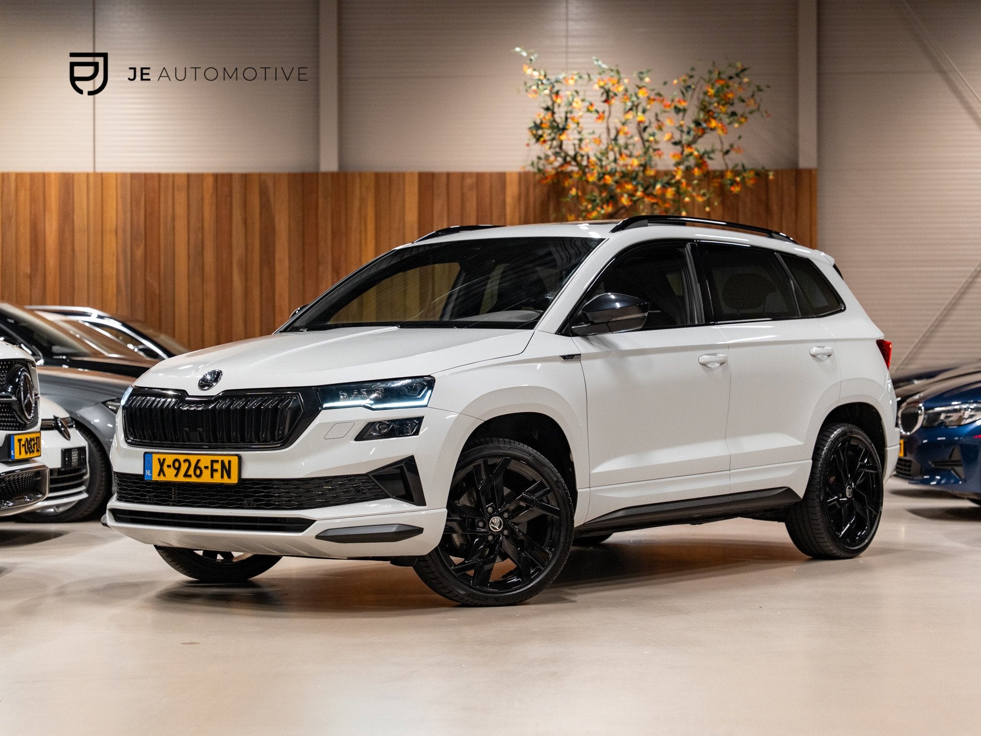 Skoda Karoq 1.5 TSI DSG ACT Sportline, Facelift, Pano, ACC,, Dealer onderhouden, Stof, Wit, 1308 kg