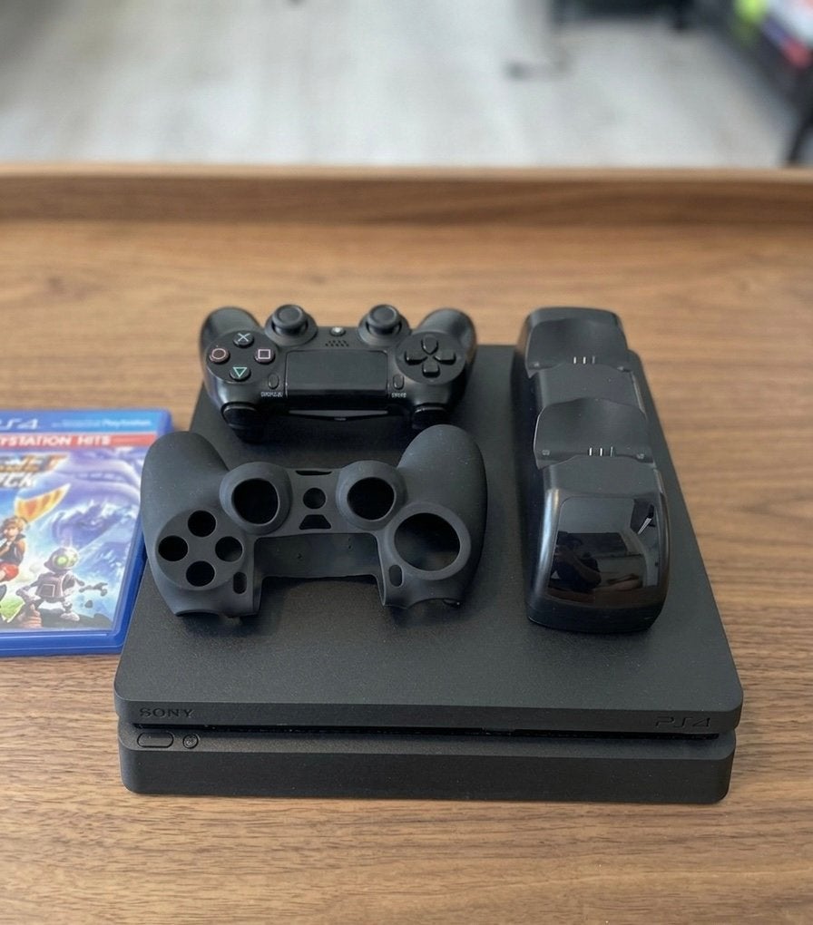 Ps4 (gloed nieuw) inclusief game en starterpack, Ophalen, Zo goed als nieuw, Met 1 controller, Original