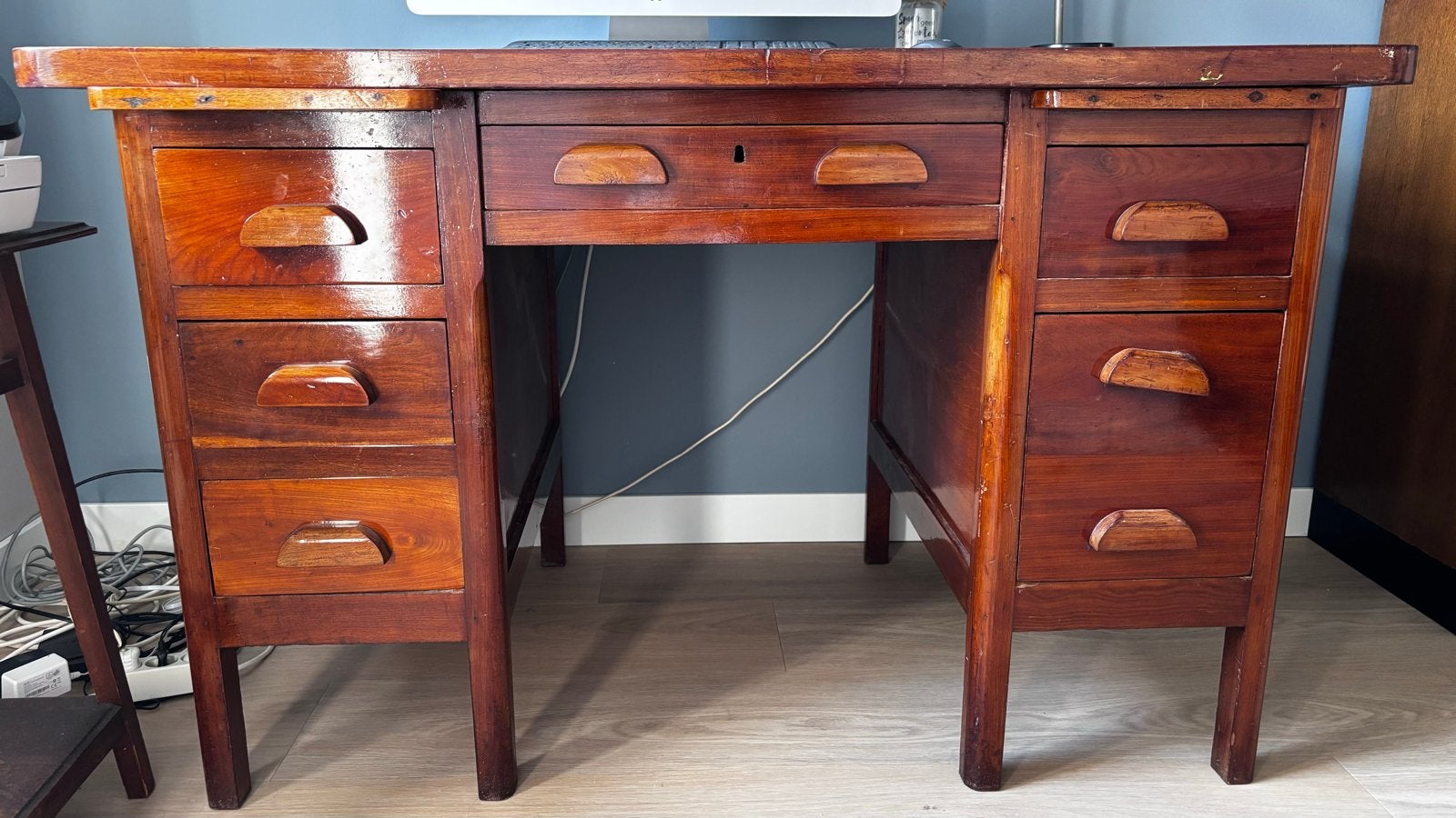 Vintage houten bureau met lades - Klassiek en functioneel, Huis en Inrichting, Ophalen, Overige typen, Gebruikt, Overige merken