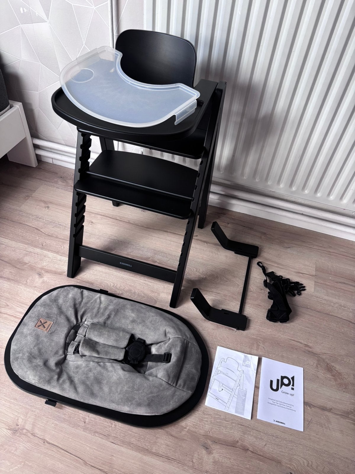 Foto 2 van Kidsmill UP Kinderstoel zwart met baby en newbornset Grey