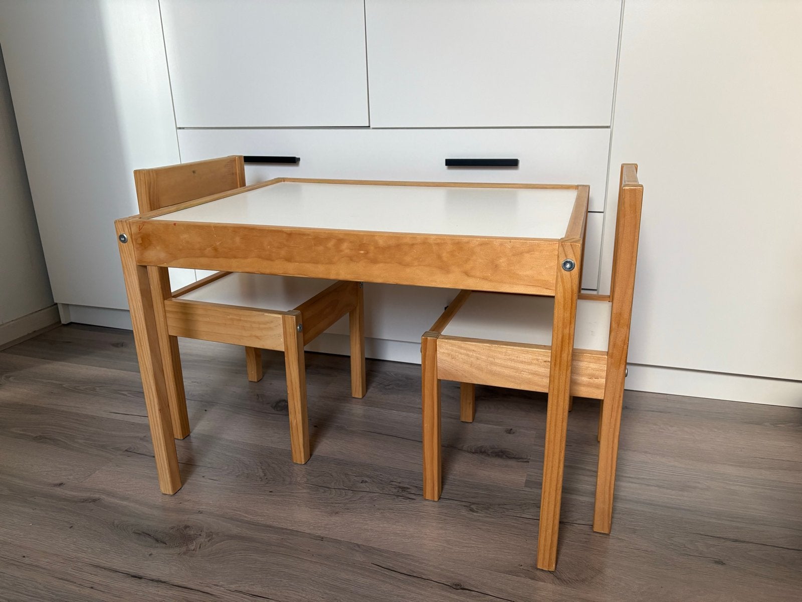 IKEA kindertafeltje met twee stoeltjes, Kinderen en Baby's, Kinderkamer | Tafels en Stoelen, Ophalen, Gebruikt, Tafel(s) en Stoel(en)