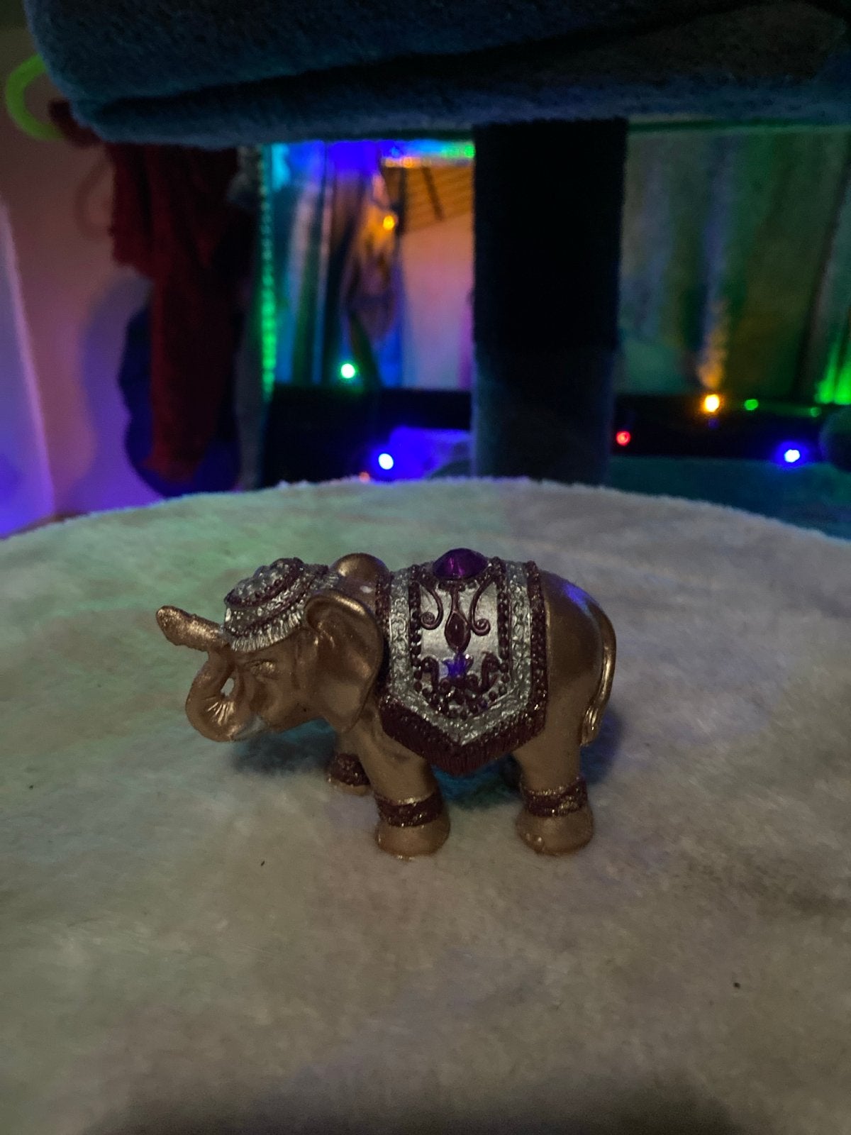 Gouden olifant beeldje met paarse en zilveren details, Ophalen of Verzenden, Zo goed als nieuw, Dier