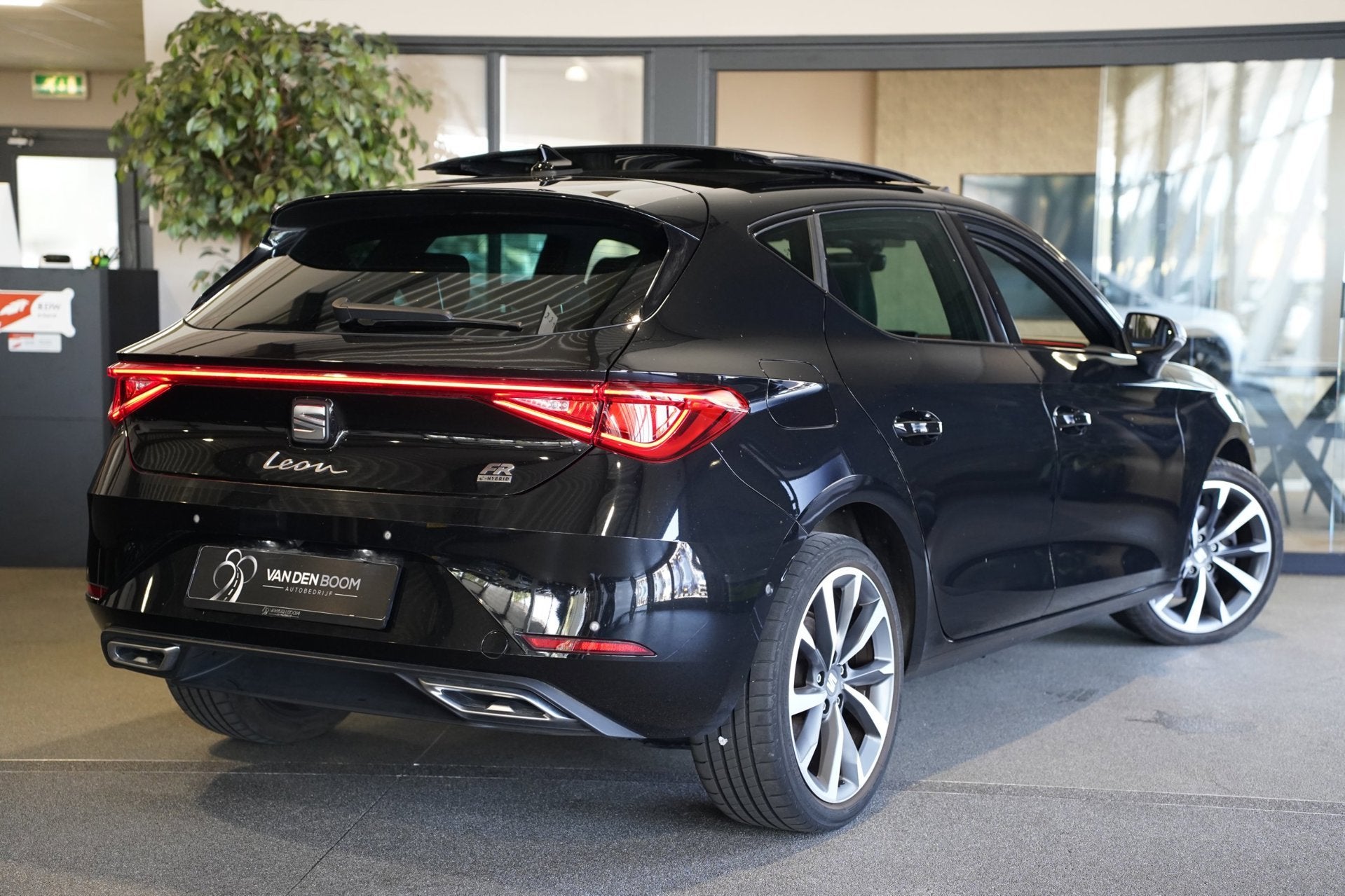 Seat Leon 1.4 TSI eHybrid PHEV FR 204PK Pano Cam Virtual Led, Auto's, Seat, Dealer onderhouden, Gebruikt, Zwart, Leon