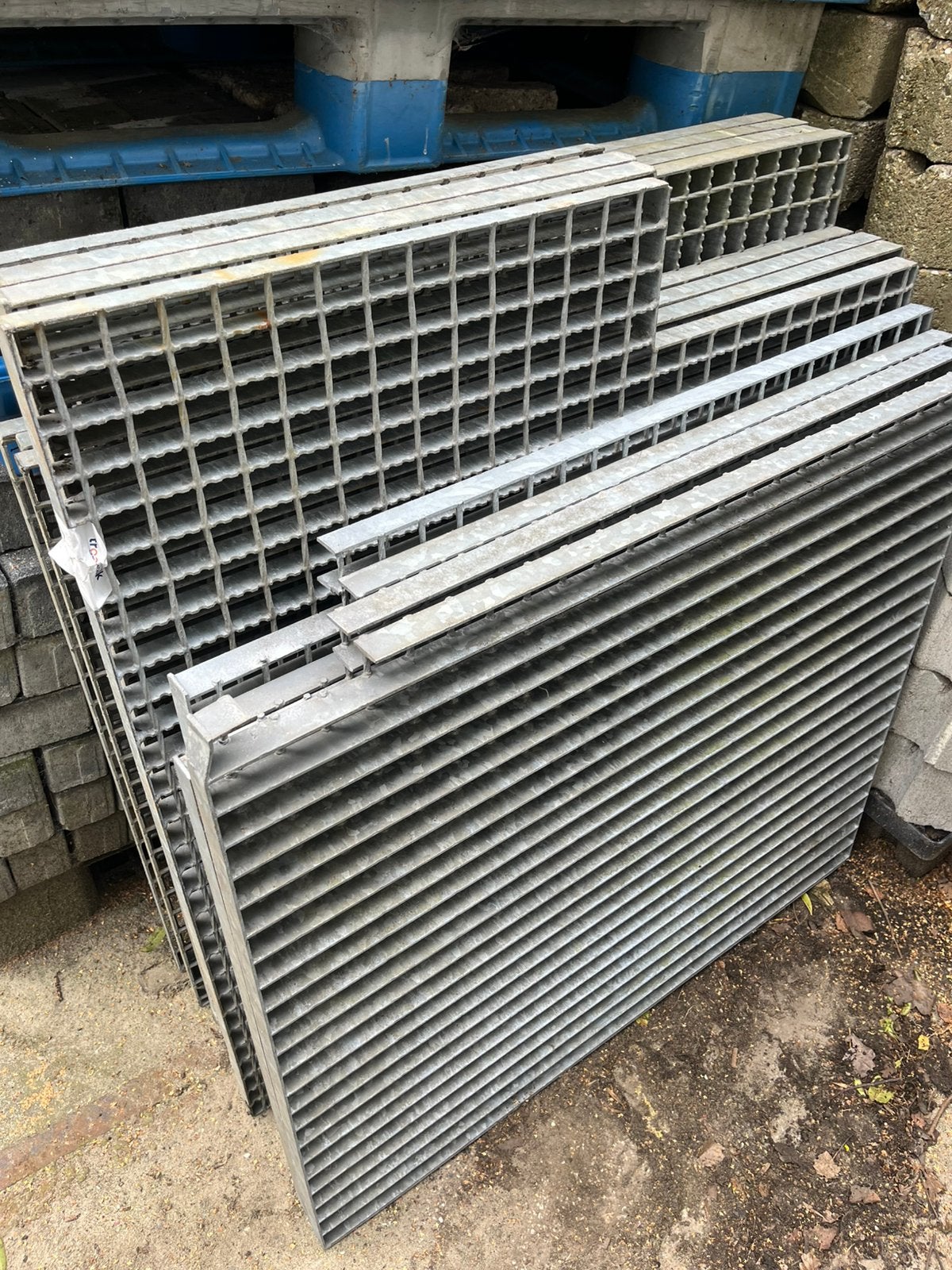 Vloerroosters roosters 4x 95x95cm 4x 95x100cm 4x 95x80cm GVK, Ophalen, Gebruikt, IJzer