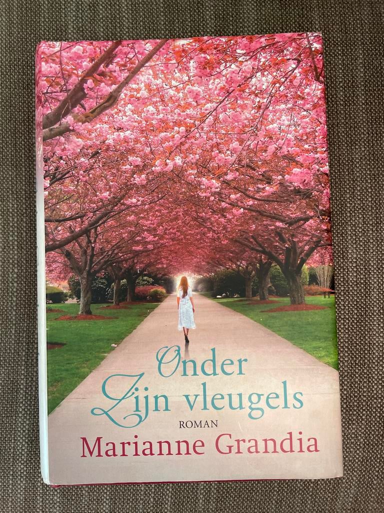 Marianne Grandia - Onder Zijn vleugels, Marianne Grandia, Ophalen of Verzenden, Zo goed als nieuw, Nederland