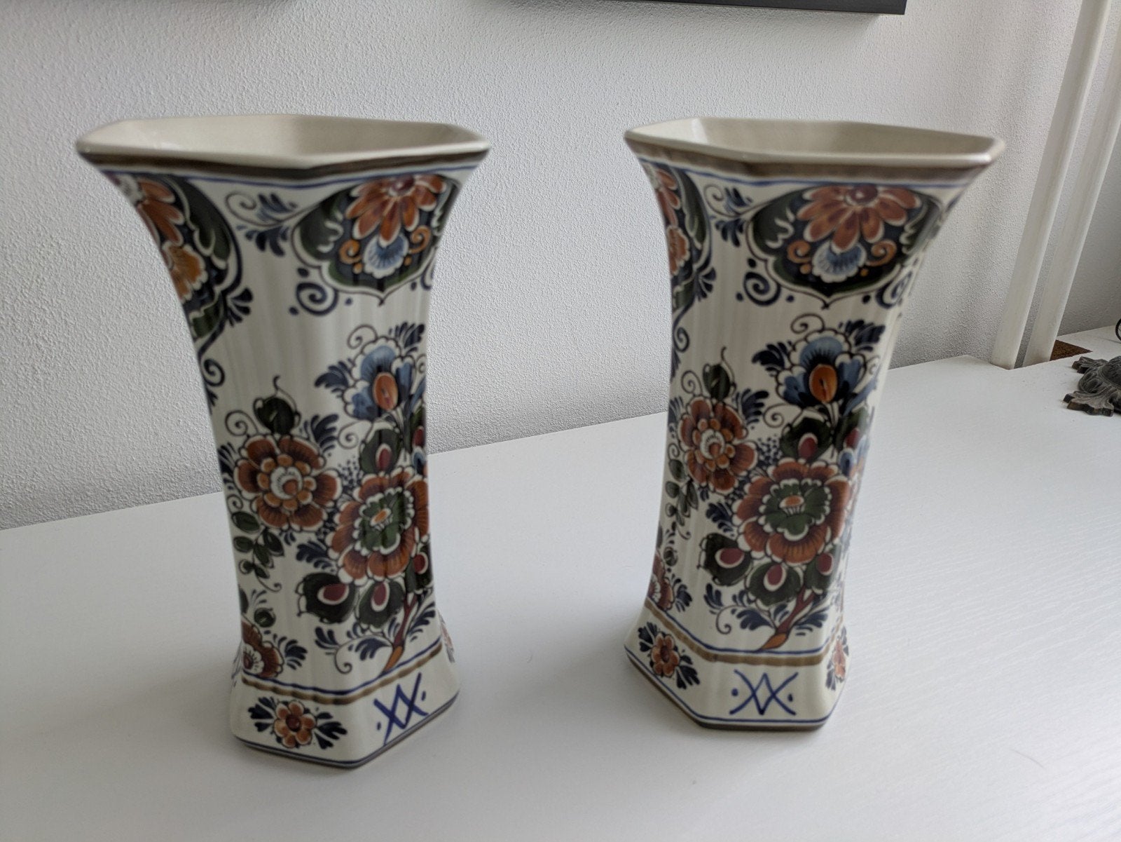 Flora Keramiek Delfts Polychroom vazen - model 449 - 27 cm, Antiek en Kunst, Ophalen of Verzenden