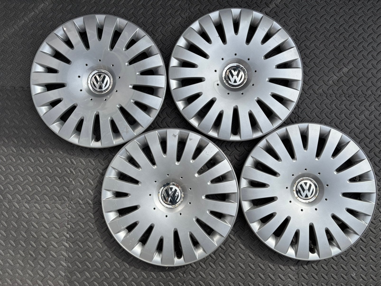 Set orig Volkswagen Passat, Caddy en Golf wieldoppen 16 inch, Auto diversen, Wieldoppen, Ophalen of Verzenden, Gebruikt