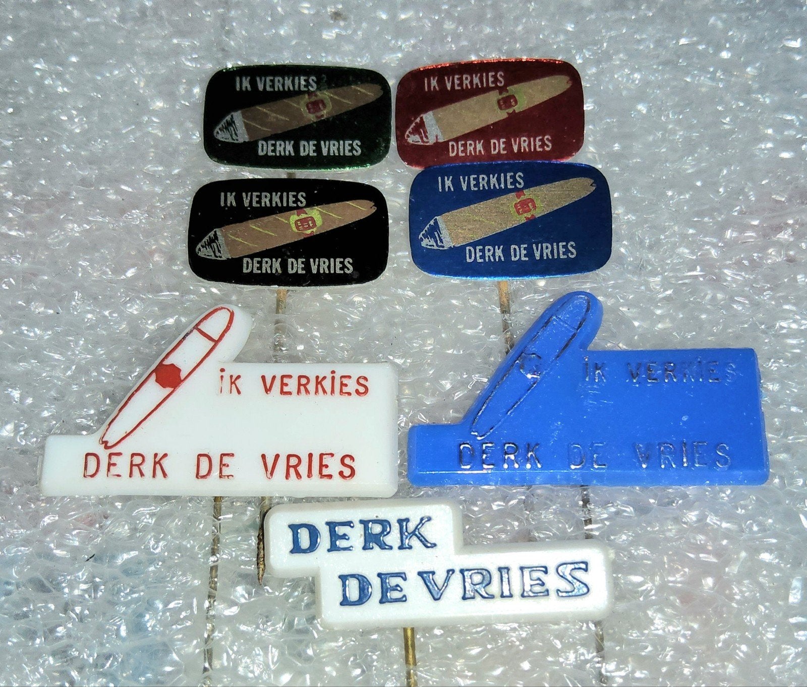 7 Speldjes Derk de Vries Sigaren, Verzamelen, Speldjes, Pins en Buttons, Ophalen of Verzenden, Gebruikt, Overige onderwerpen, Speldje of Pin
