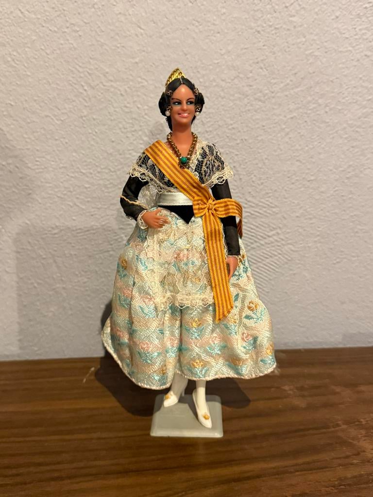 Barbie in traditionele Spaanse klederdracht, Kinderen en Baby's, Speelgoed | Poppen, Zo goed als nieuw, Barbie, Ophalen of Verzenden