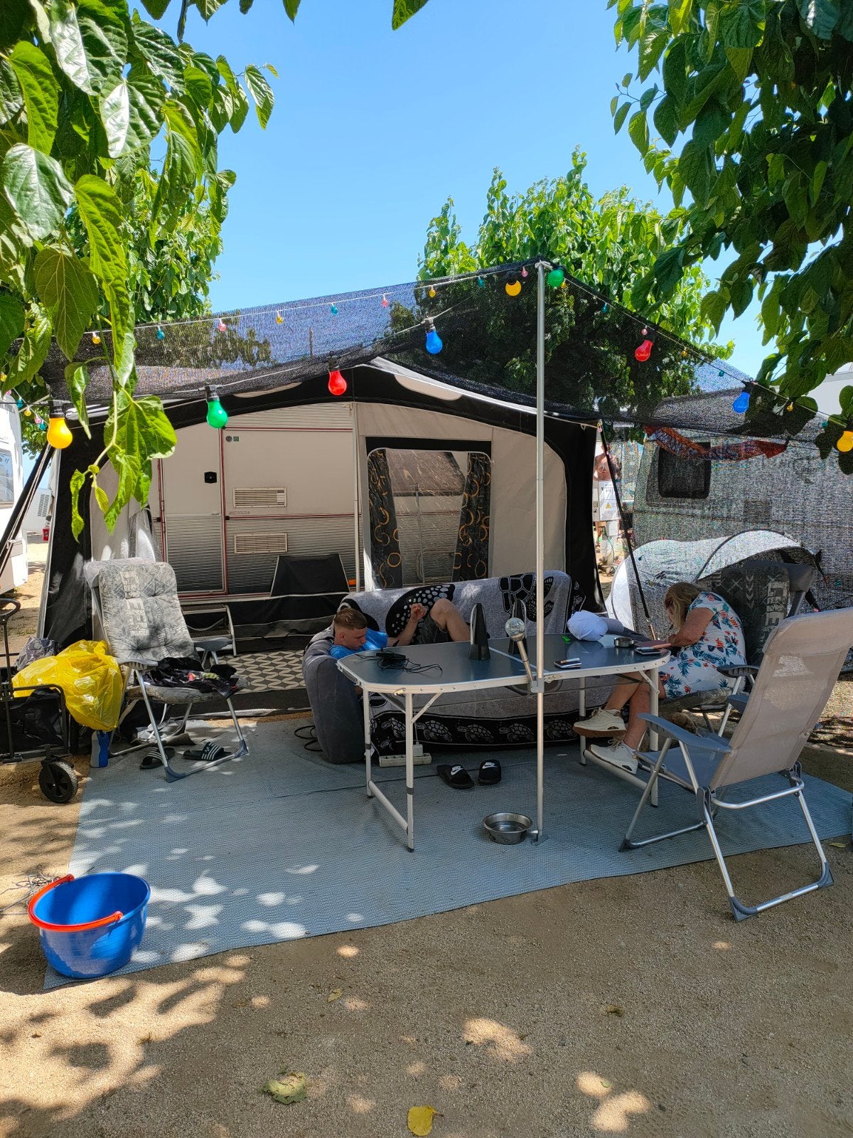 Kip de lux 40 EK 2 pers. Caravan met accessoires, Rondzit, Kip, 750 - 1000 kg, Particulier