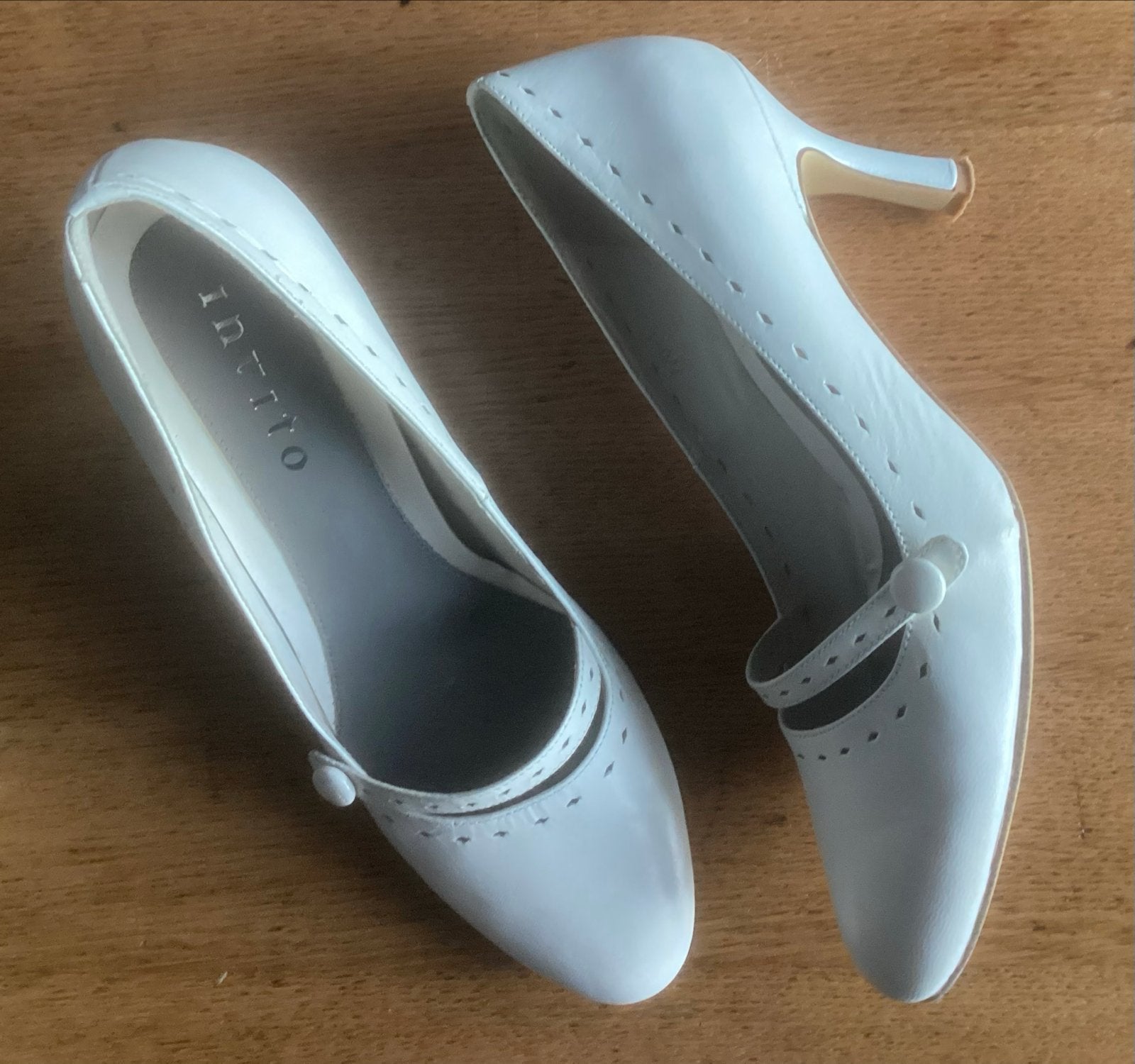 Invito witte pumps met bandje en hak van 8 cm, Ophalen, Zo goed als nieuw, Wit, Pumps