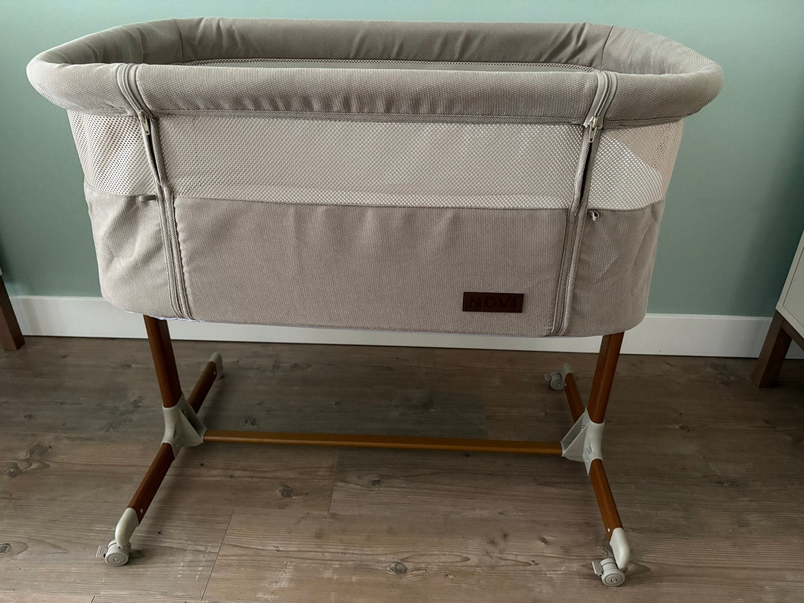 Co-Sleeper Novi Goodnight Premium Walnut/Timeless Taupe, Ophalen, Zo goed als nieuw, Wieg