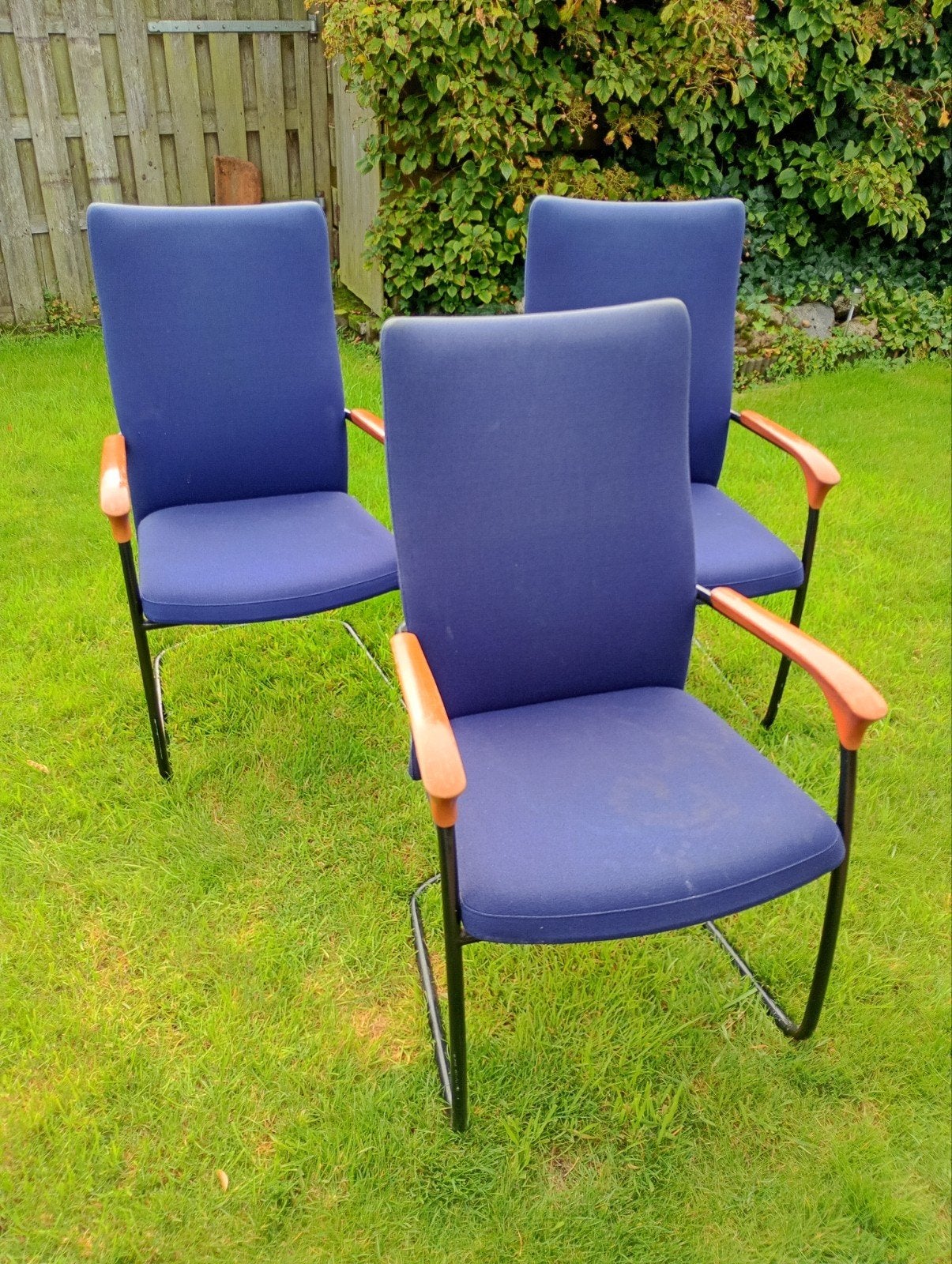 Foto 5 van Set van 3 Vepa bureaustoelen - Blauw met houten armleuningen