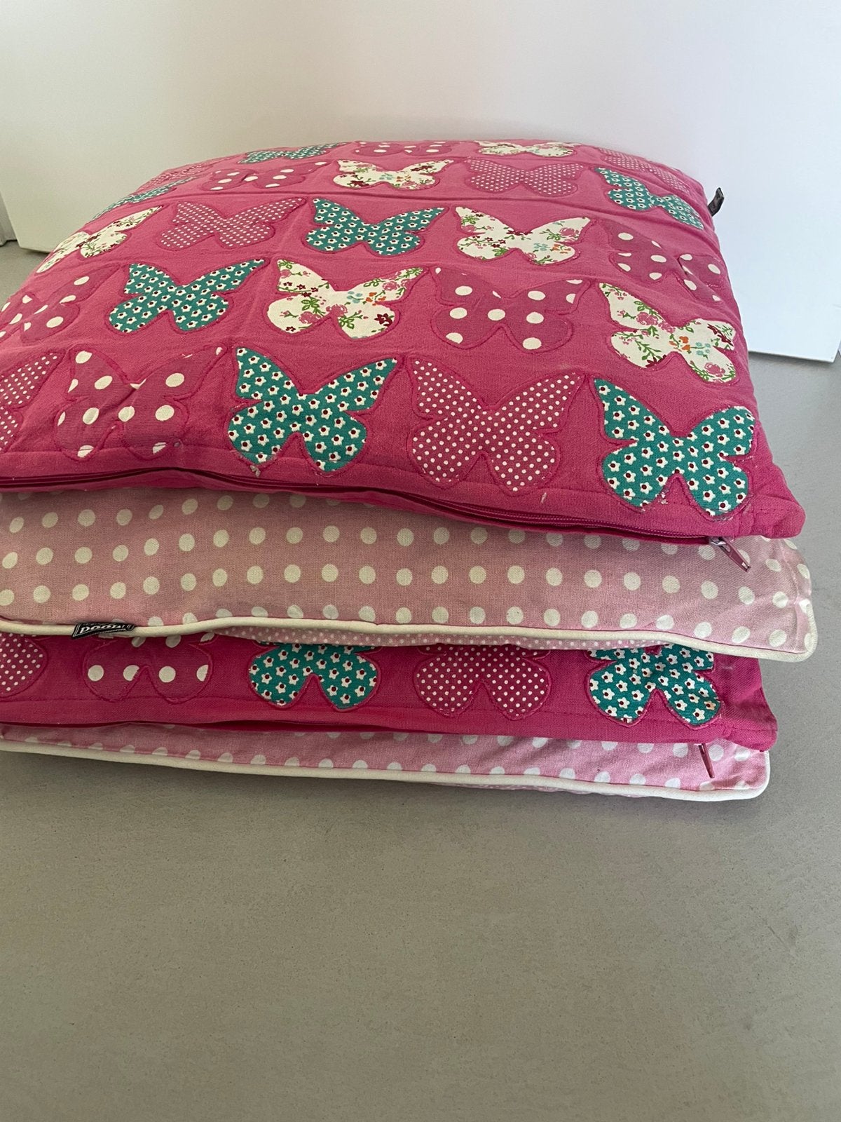 Roze kussens met stippen en vlinders mood collection, Huis en Inrichting, Overige merken, Gebruikt, Vierkant, Ophalen of Verzenden