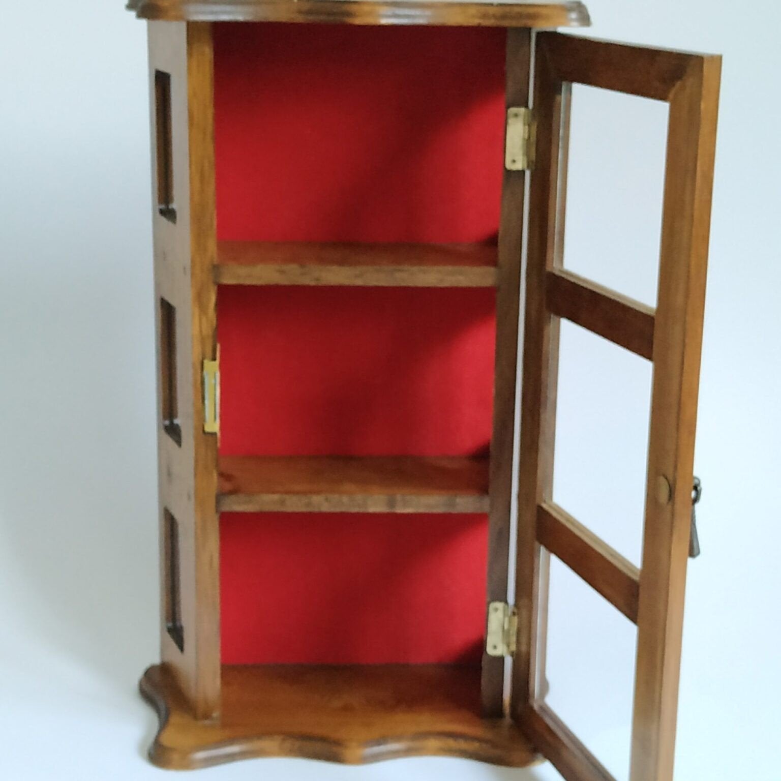 Vintage Houten Vitrinekastje met Magneetslot vitrine kastje, Ophalen of Verzenden, Zo goed als nieuw