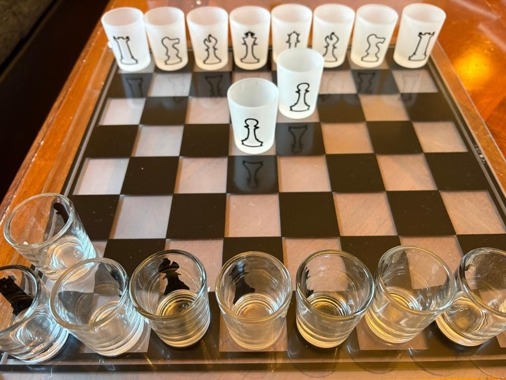 Schaakspel met drinkglazen, Een of twee spelers, Ophalen of Verzenden, Nieuw, Onbekend