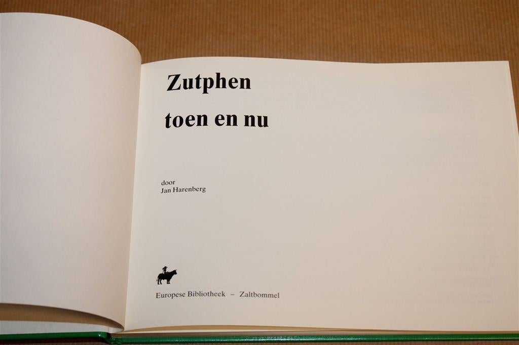 Zutphen Toen en Nu — Fotoboek Stadswandeling [1991], Boeken, Ophalen of Verzenden, Zo goed als nieuw