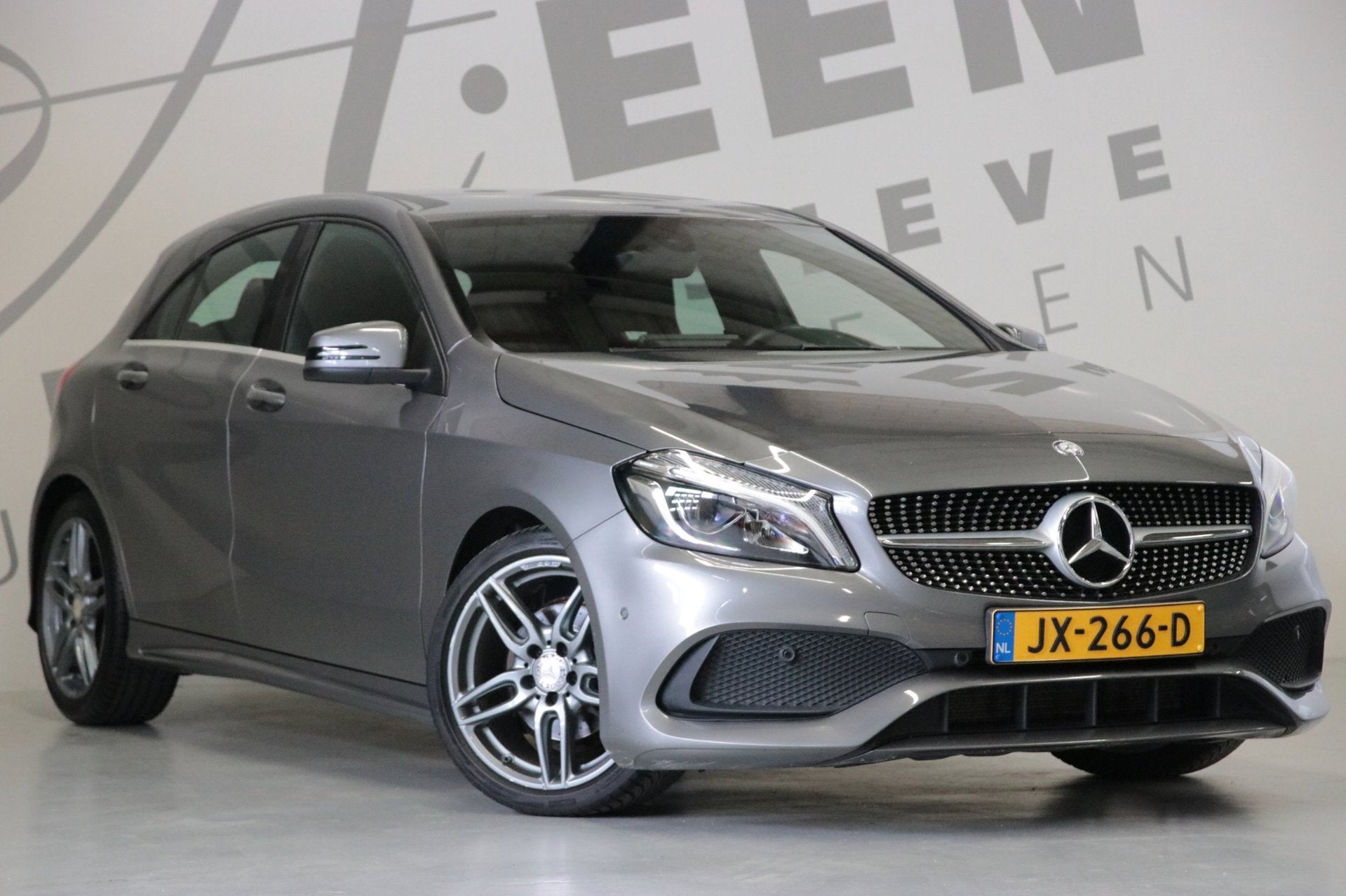 Mercedes-Benz A-klasse 180 AMG-styling/NAP/ Origineel NL, Gebruikt, 4 cilinders, Leder en Stof, 122 pk