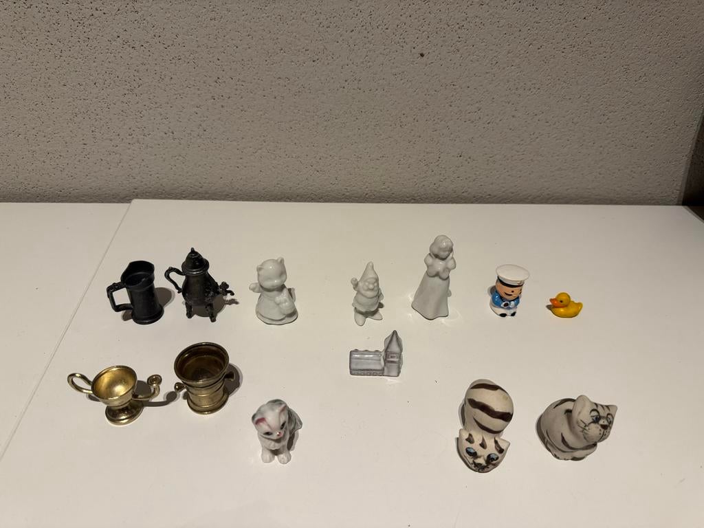Verzameling van diverse miniatuurbeeldjes en -voorwerpen, Antiek en Kunst, Ophalen