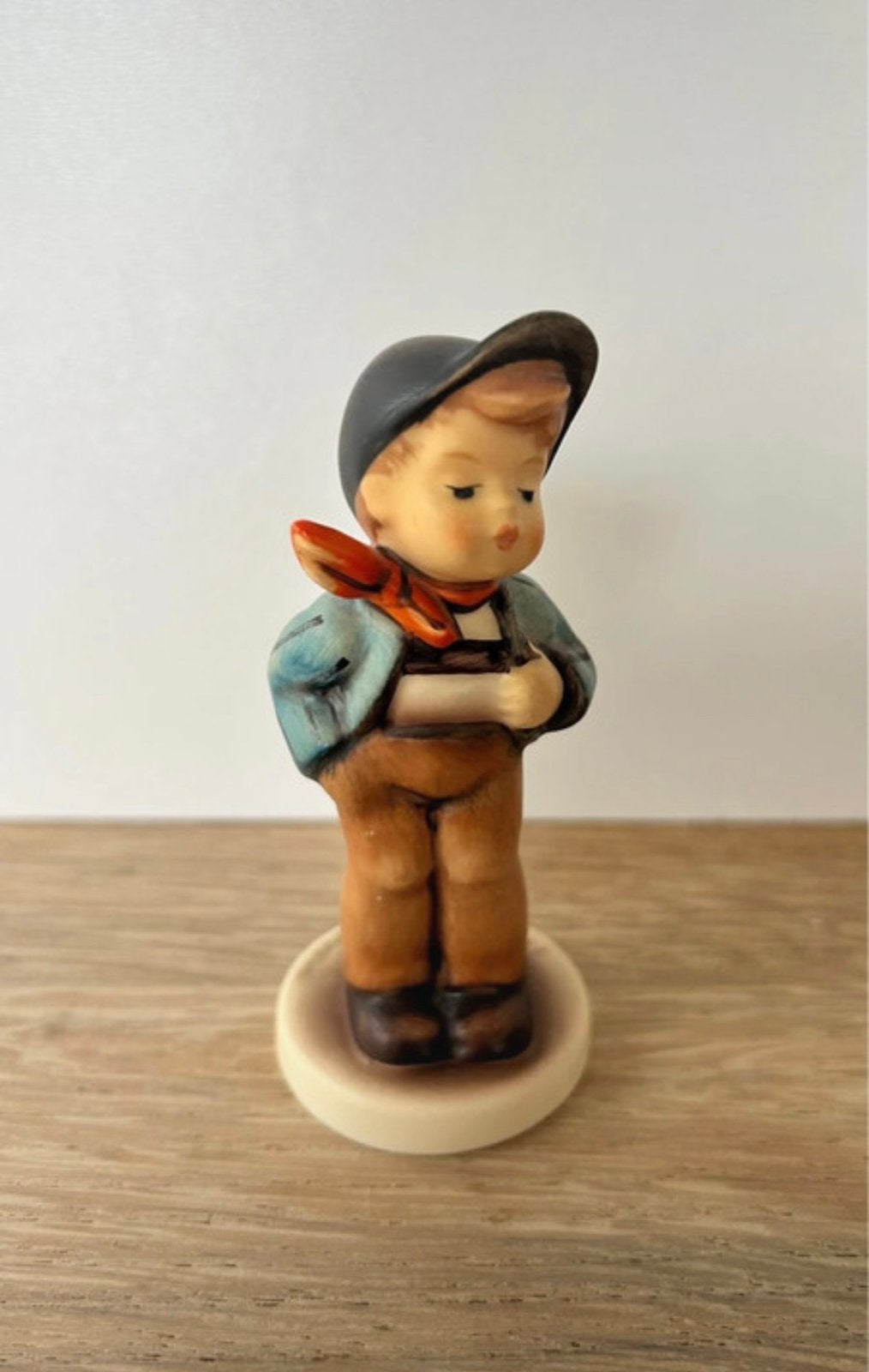 Goebel  Hummel beeldje 560 "Happy fellow" uit 1989, Verzamelen, Ophalen of Verzenden, Gebruikt, Hummel